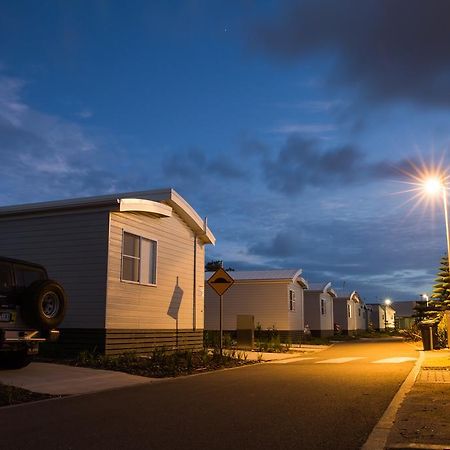 Nrma Stockton Beach Holiday Park Hotel Ruang foto