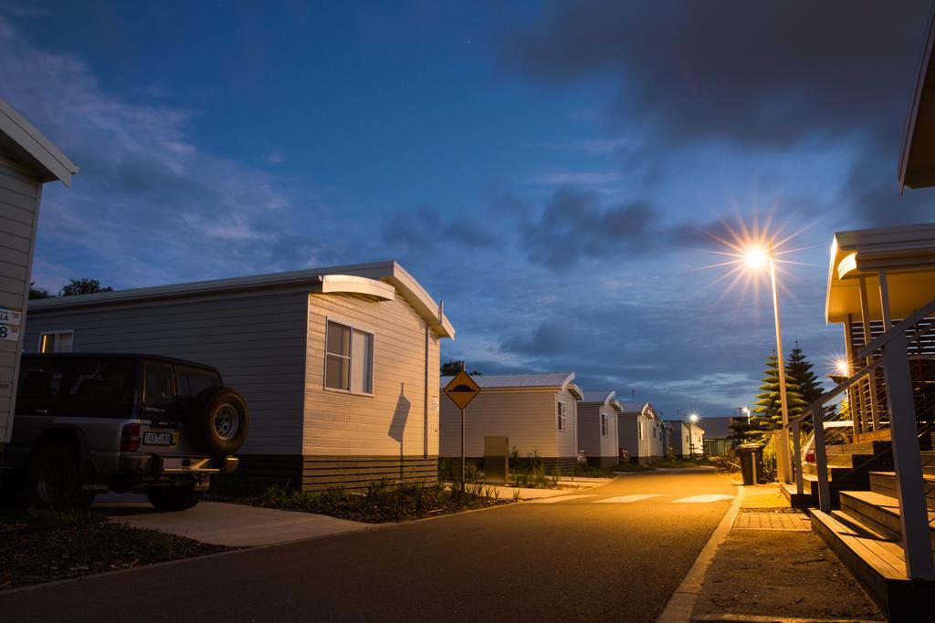 Nrma Stockton Beach Holiday Park Hotel Ruang foto